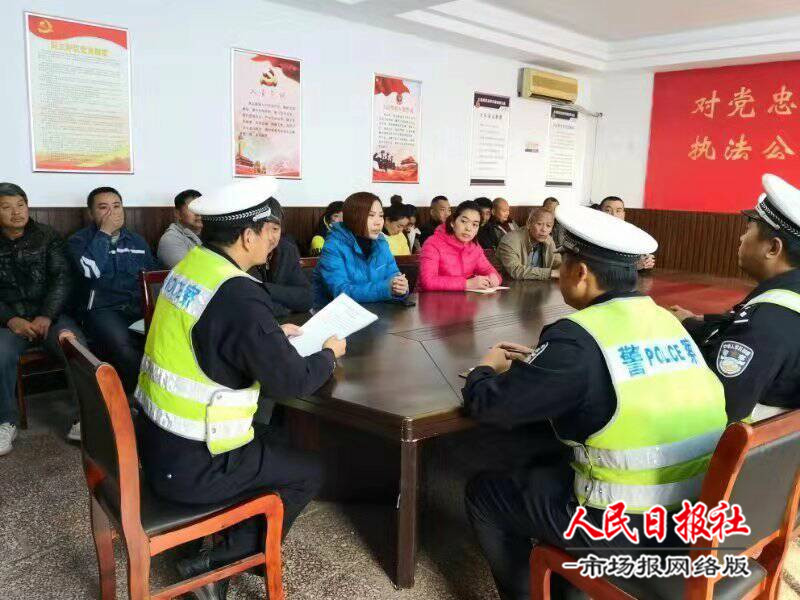 开封土柏岗交警加强校车监管 确保辖区学生平安出行