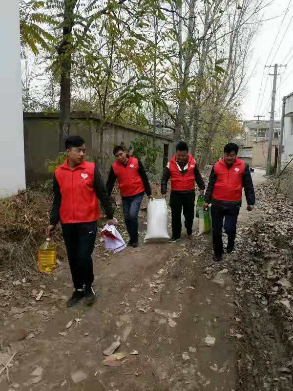 开封市汴梁吧公益车友会志愿者冬季看望贫困老人受称赞