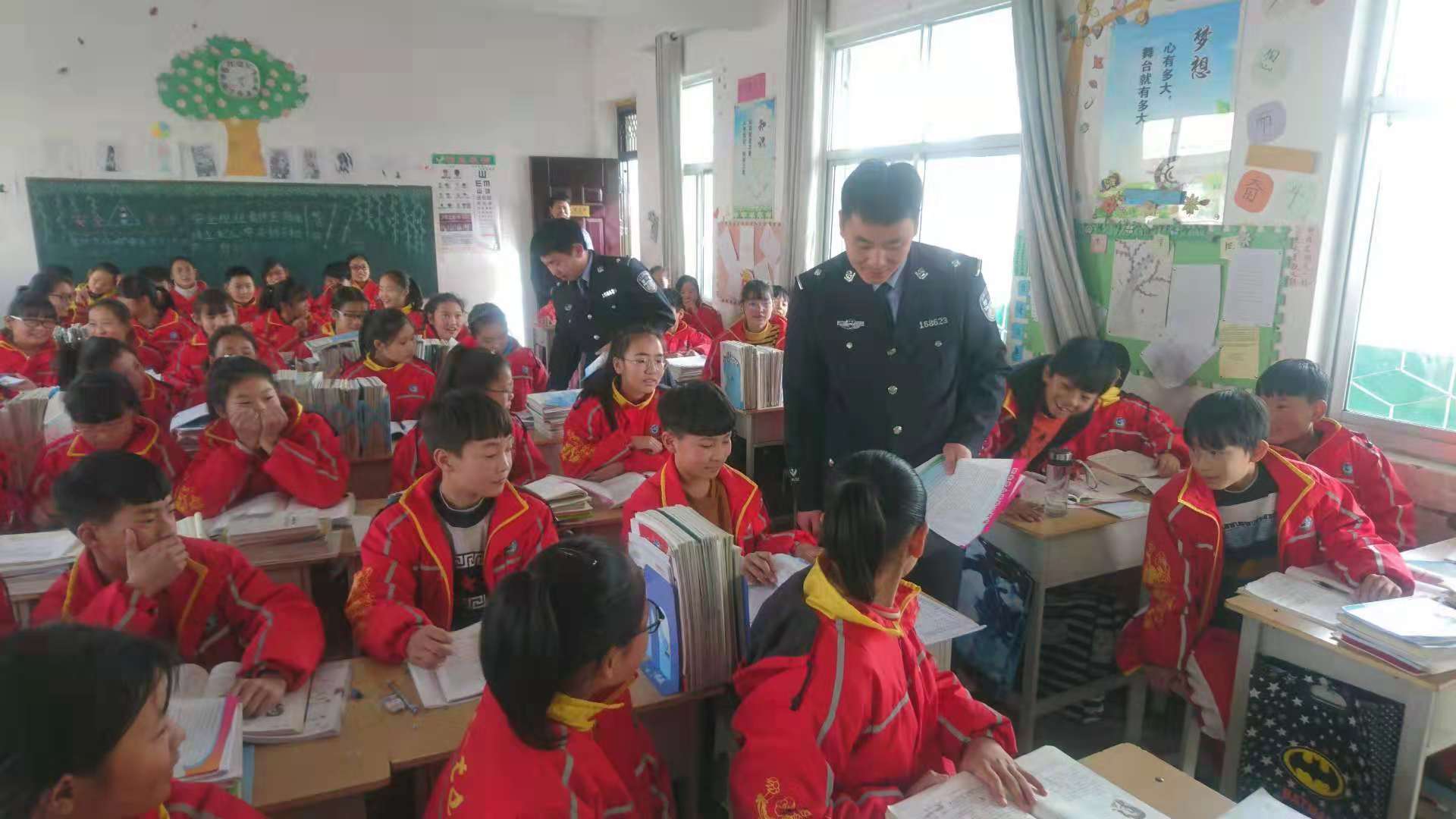 商丘宁陵黄岗派出所：小手拉大手平安进校园