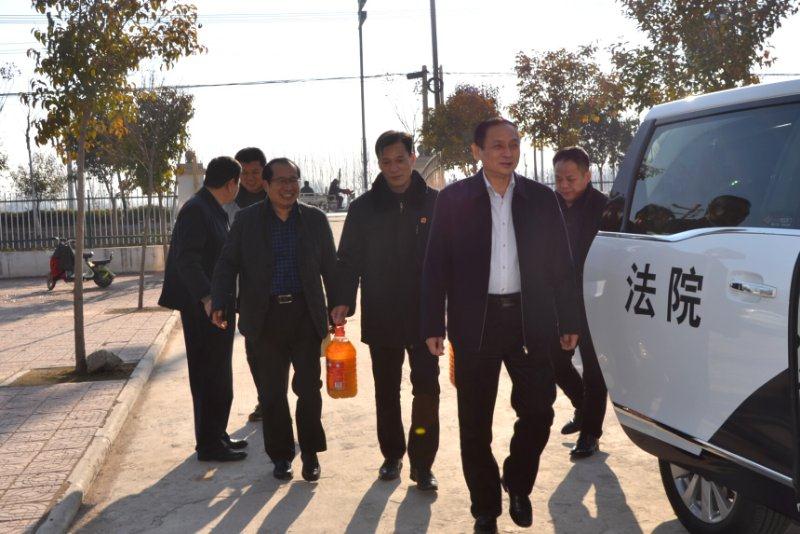 开封中院执行局局长刘世亮到朱仙镇看望基层法庭干警