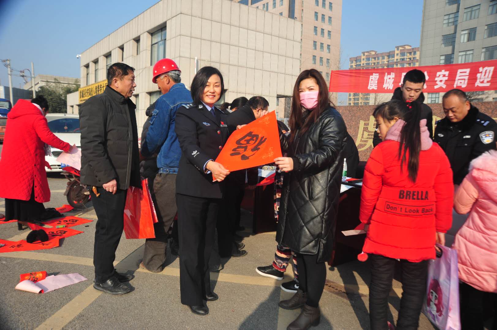 虞城公安民警义写春联受称赞