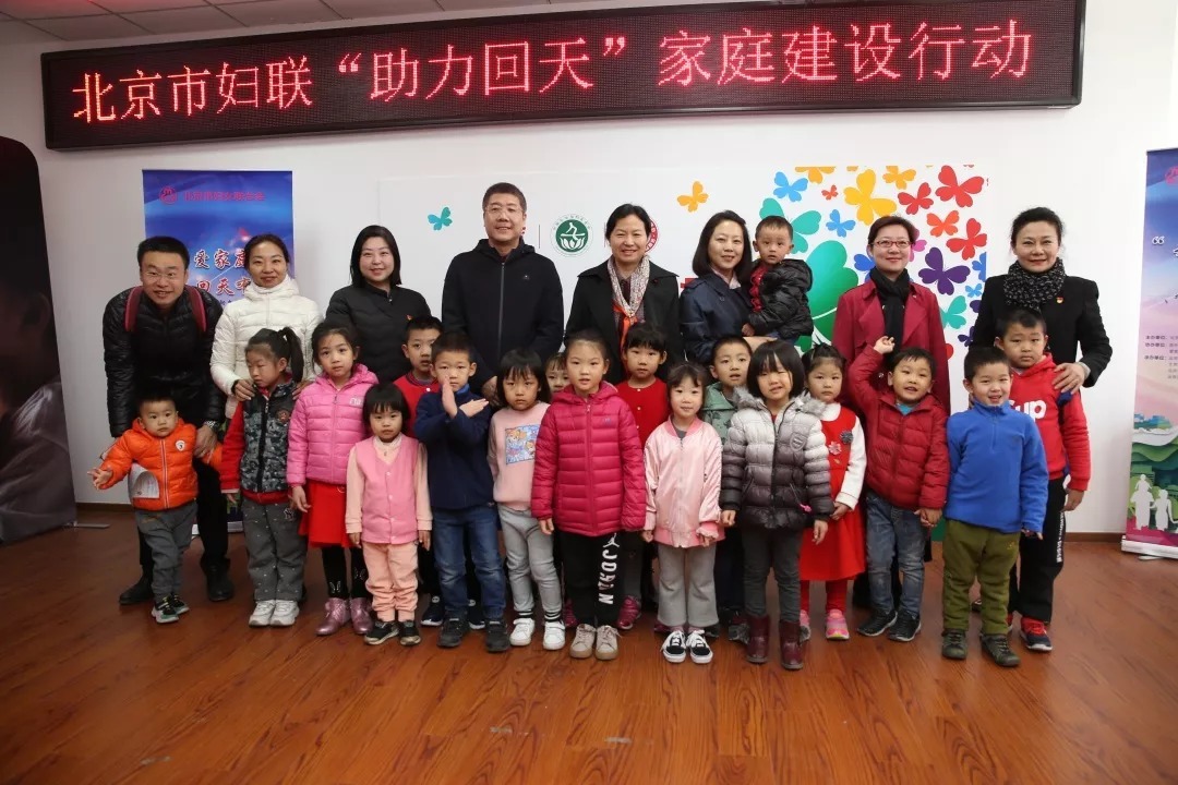 春风送暖百花开，助力回天巾帼情