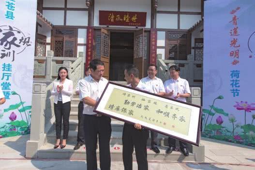  为民服务暖人心 群众点赞送牌匾
