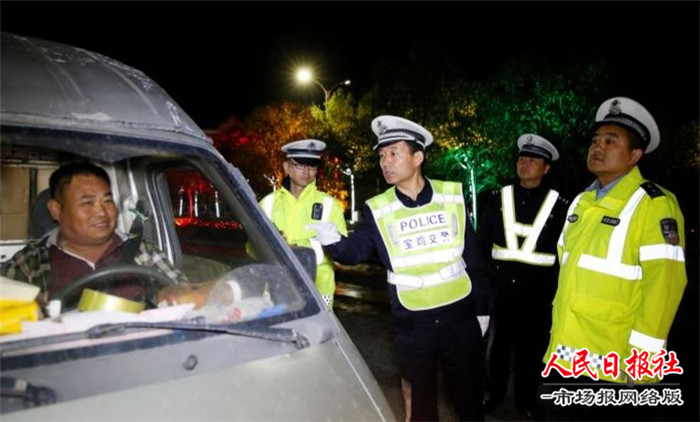 宝鸡市交警支队政委张怀顺检查我市交警交叉夜查＂酒驾＂工作