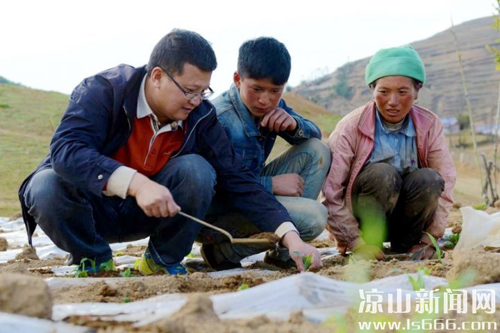   扶贫先锋 | 唐荣：呷祖居坡村的“抢跑书记”