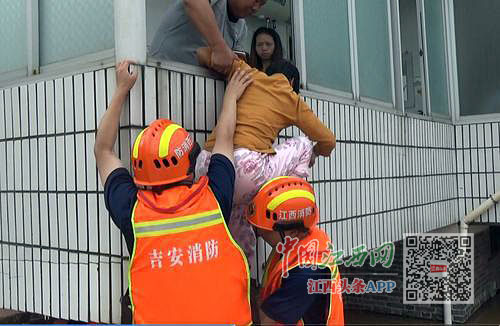 消防员当“人梯”转移被困群众