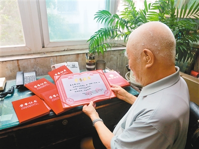 热心公益事业 长期捐资助学 西安有位87岁志愿者