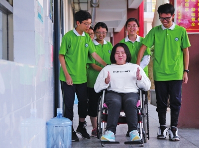 洛阳一中学为高位截瘫学生安排特殊宿舍 方便妈妈陪读