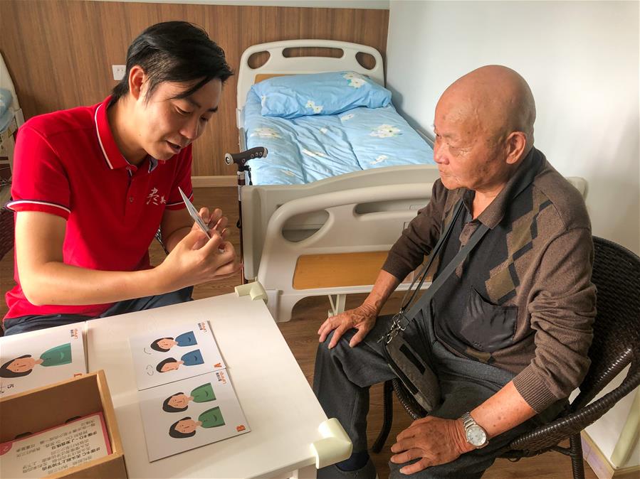 上海“社区日托”帮助认知障碍老人提高生活质量