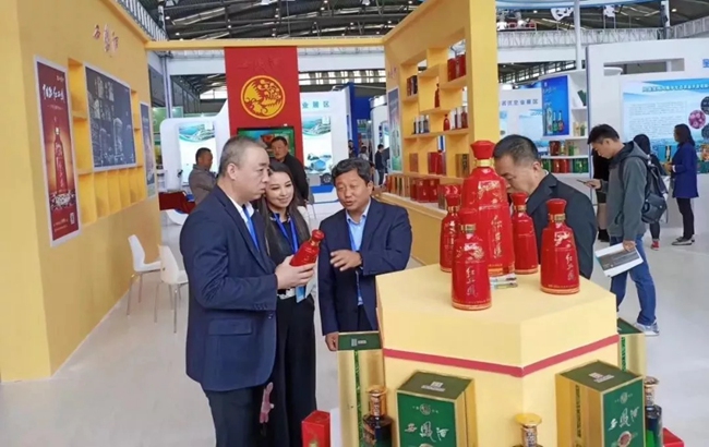 西部跨国采购洽谈会上，陕西省副省长徐大彤给予西凤酒极高评价 