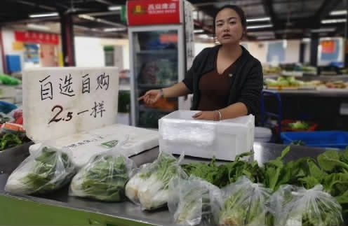 人手不够,菜摊下午进入＂自选自购＂模式 经营月余鲜有不付钱