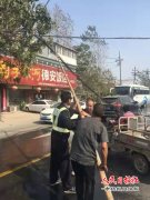 警民齐心托举电线保障群众出行畅通
