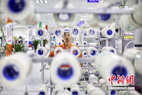 10月19日，中国国家统计局发布数据显示，初步核算，前三季度国内生产总值650899亿元人民币，按可比价格计算，同比增长6.7%。图为江苏盐城一家企业内的生产景象。<a target='_blank'  data-cke-saved-href='http://www.chinanews.com/' href='http://www.chinanews.com/'>中新社</a>记者 泱波 摄