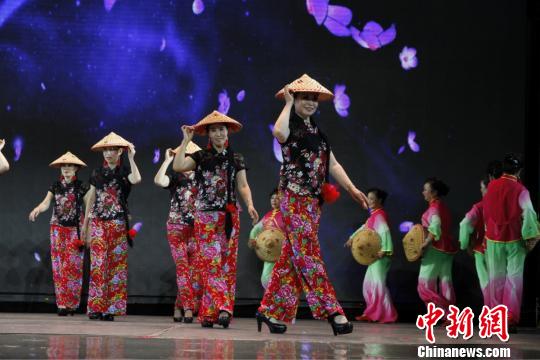 图为老年人们登上舞台表演。石家庄常春藤老年教育机构提供
