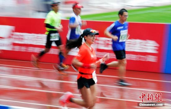 资料图：马拉松比赛瞬间。<a target='_blank'  data-cke-saved-href='http://www.chinanews.com/' href='http://www.chinanews.com/'>中新社</a>记者 汤彦俊 摄