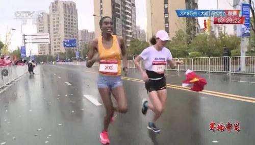 何引丽“扔”国旗瞬间。图片来源：转播截图