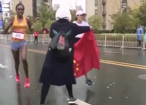 两名运动员都受到志愿者递国旗的影响。图片来源：转播截图
