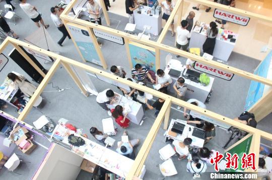 政府搭台,让小企业的产品可以走近顾客。 被采访者供图 摄