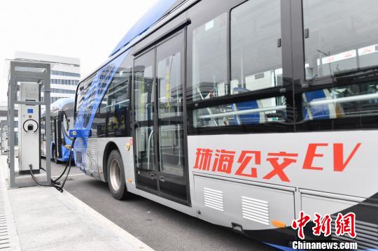 一辆新能源公交车正在港珠澳大桥人工岛上的充电桩充电。 陈骥旻 摄