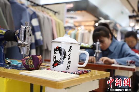 赶一场怀旧的集爆品集市背后是服装工厂转型升级