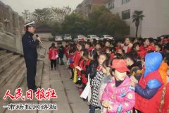 商丘：小身板大能量 小记者当交警