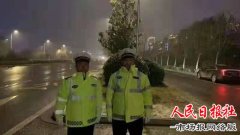 风雪夜 虞城交警全员出警保畅通