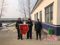 雪夜三轮侧翻被困巡逻民警及时救助