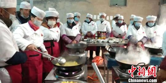 图为正在接受厨艺培训的当地农户,为以后开农家乐“打基础”。 钟欣 摄