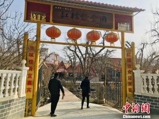 图为“万亩梨园”景区的农家乐。 闫姣 摄