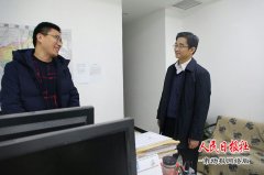   河南开封市中院长谷昌豪同志看望慰问周六加班干警