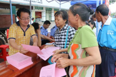 市、县纪委领导干部到头排开展公开大接访活动
