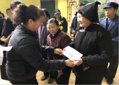 金秀爱心企业到贫困村慰问帮扶