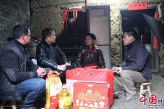 韦德斌到金秀镇慰问困难党员和群众