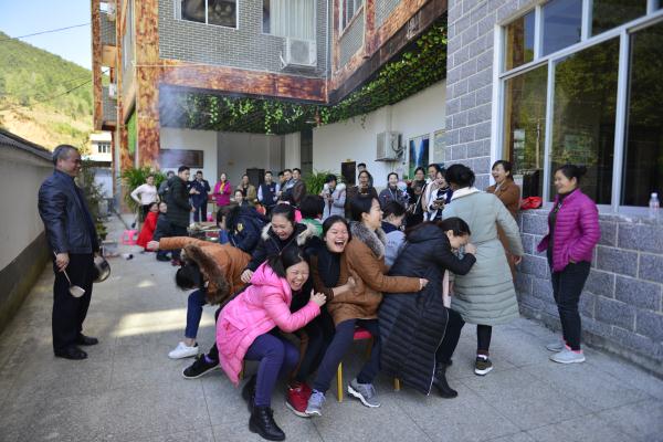 图为正在进行“抢板凳”游戏.jpg