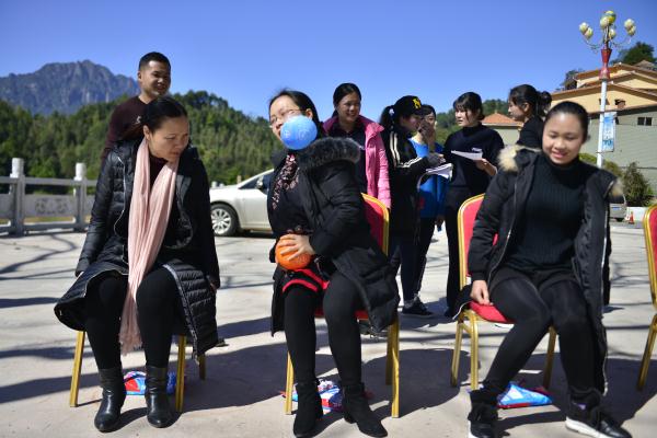 图为正在进行“夹气球”游戏.jpg