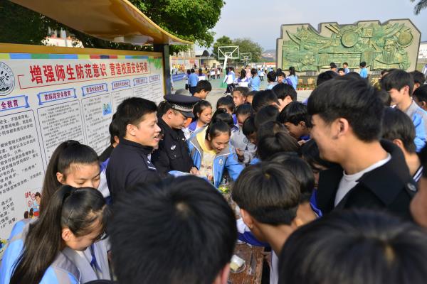 民警与同学们互动热烈.jpg