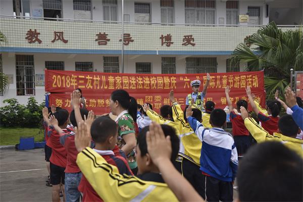 民警给小学生教交通手势操 (4).jpg