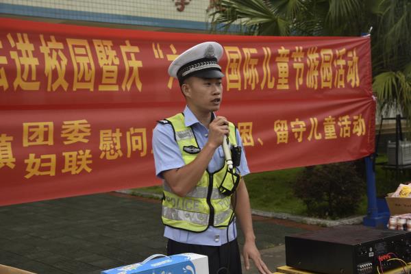 民警给小学生讲解学校交通安全常识.jpg