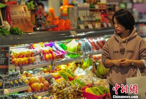 10月16日,一名消费者在超市选购商品。据中国国家统计局网站消息,中国国家统计局发布9月份全国居民消费价格指数(CPI)和工业生产者出厂价格指数(PPI)数据。其中,CPI同比上涨2.5%,PPI同比上涨3.6%。<a target='_blank' data-cke-saved-href='http://www.chinanews.com/' href='http://www.chinanews.com/'>中新社</a>记者 于海洋 摄