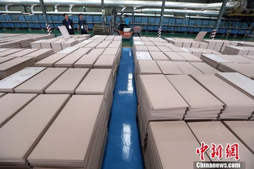 8月27日,中国国家统计局发布数据显示,2018年7月份,中国规模以上工业企业实现利润总额5151.2亿元(人民币,下同),同比增长16.2%,增速比6月份放缓3.8个百分点。资料图为山西阳城,某陶瓷企业工作人员正在使用叉车生产作业。<a target='_blank' data-cke-saved-href='http://www.chinanews.com/' href='http://www.chinanews.com/'>中新社</a>记者 张云 摄