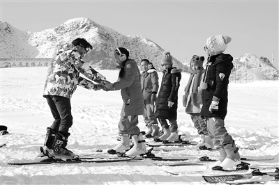 甘肃山丹县:体育课搬进滑雪场
