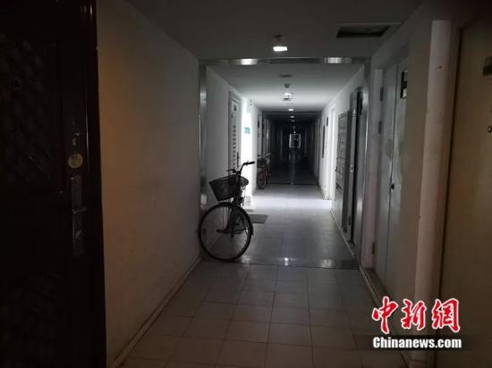 北京像素每层30户,走廊又暗又长。<a target='_blank' data-cke-saved-href='http://www.chinanews.com/' href='http://www.chinanews.com/' >中新网</a> 记者 邱宇摄