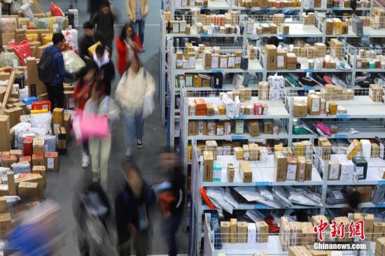 资料图:南京一大学学生在领取快递。<a target='_blank' data-cke-saved-href='http://www.chinanews.com/' href='http://www.chinanews.com/'>中新社</a>记者 泱波 摄