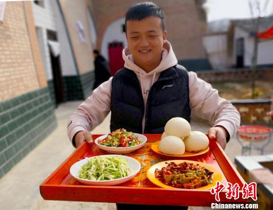 农家乐的特色美食也成为景区一大亮点。 高展 摄