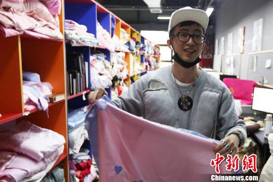 “85后”设计师李帅纬,是南通当地的“家纺设计二代” 。 泱波 摄