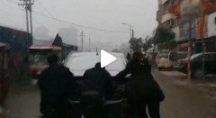 轿车熄火堵塞交通 民警赶至施以援手
