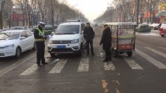 雪天路滑梁苑交警保畅通