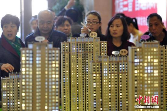 2016年一季度,中国楼市呈现迅速回升态势。随着一系列楼市新政出台,在一线城市楼市行情的带动下,二线城市太原的开发商推盘量和新盘入市量大大增加,市场活跃度明显提升。业内人士表示,供应回暖的主要原因,除了受到去库存调控的影响,另一方面,市场仍然受到刚性需求和首次改善型置业需求的强烈拉动。图为3月5日,山西太原民众选购商品房,该楼盘部分户型已经售罄。 <a target='_blank' data-cke-saved-href='http://www.chinanews.com/' href='http://www.chinanews.com/'><p align=