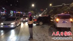 雪后路滑 梁苑交警学校门口保畅通