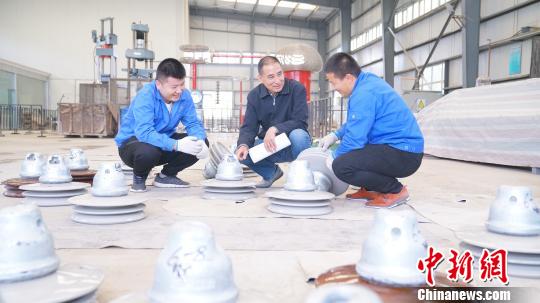 全球首条瓷绝缘子自动化生产线:黏土巧造“瓷器活”